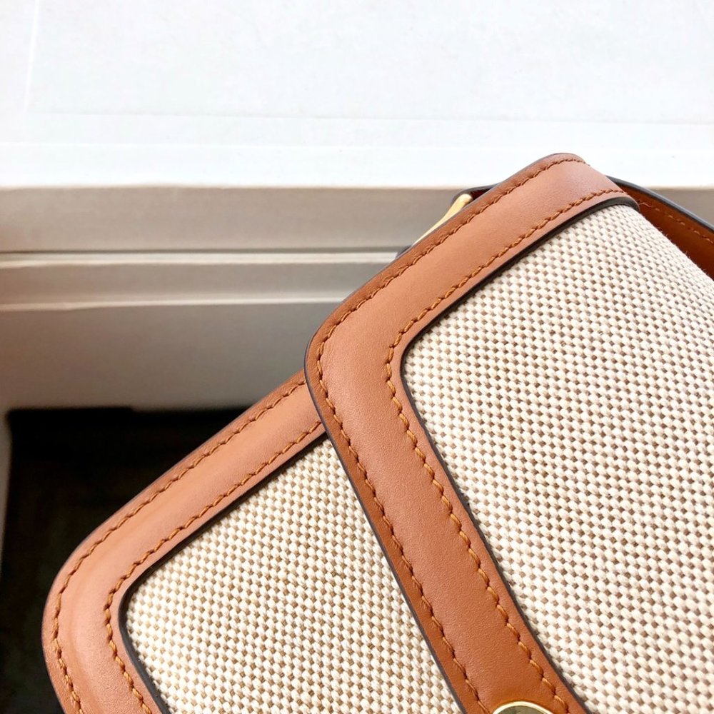 celine MEDIUM TRIOMPHE BAG model: 188423 - Picture 9 of 9